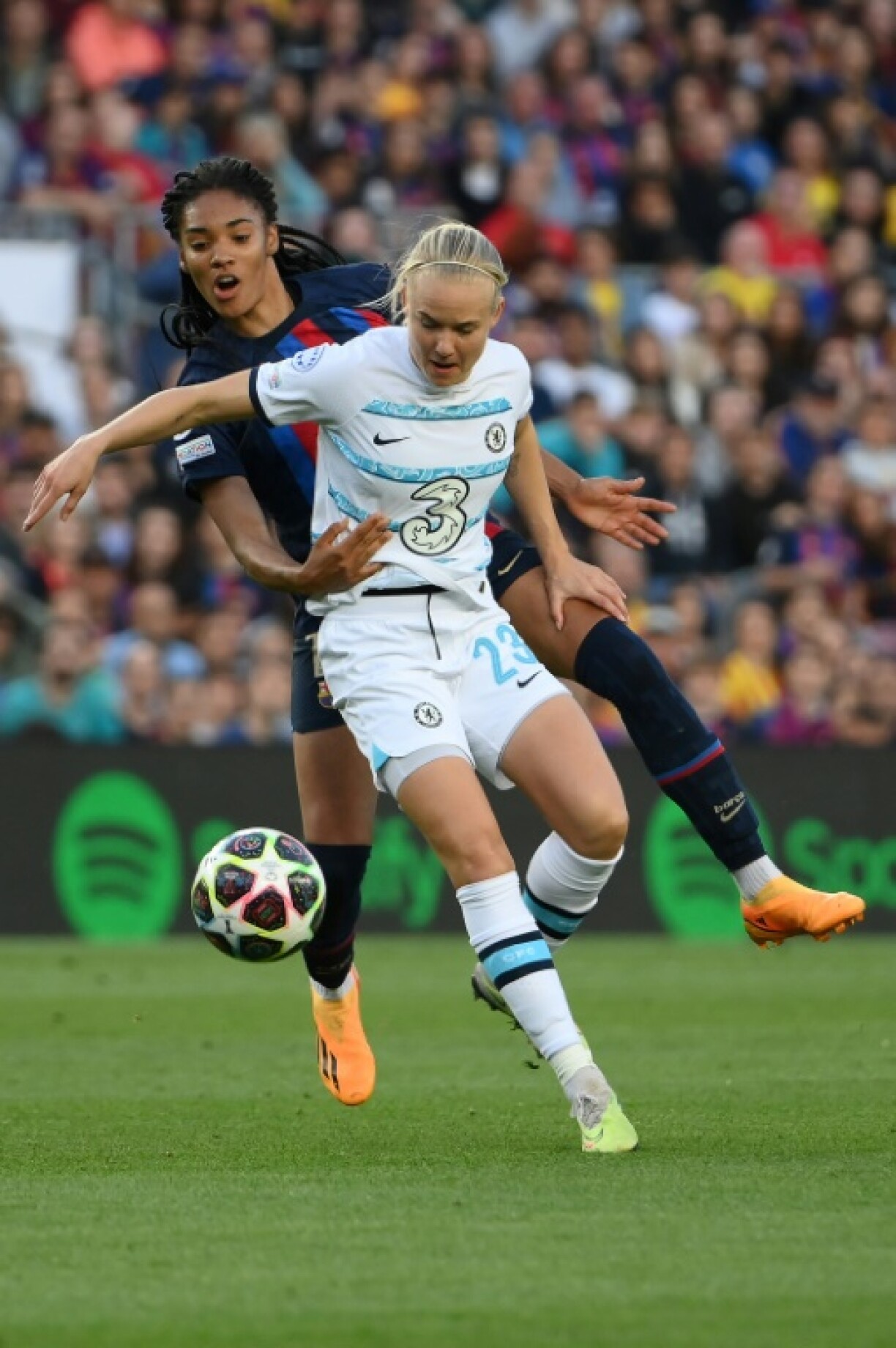 La Barcelonaise Salma Paralluelo (g) à la lutte avec l'attaquante danoise de Chelsea Pernille Harder, le 27 avril 2023 au Camp Nou