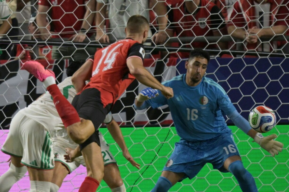 Le joueur de l'Autriche Sasa Kalajdzic (de dos) a égalisé dans le temps additionnel fac eà l'Algérie, le 27 juin 2026 à Kansas City