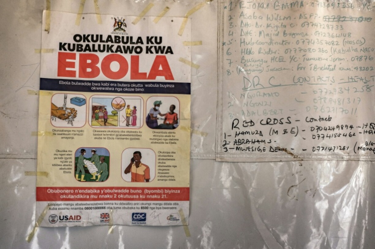 Une affiche d'information indique les numéros d'urgence liés à Ebola,dans une tente au poste-frontière de Busunga, entre l'Ouganda et la République démocratique du Congo, à Bundibugyo, le 18 mai 2026.