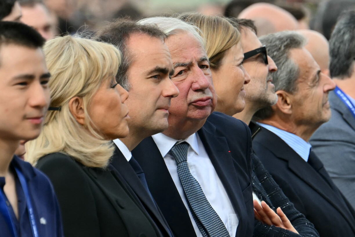 L'épouse du président français Brigitte Macron, le Premier ministre français Sébastien Lecornu et le président du Sénat Gérard Larcher assistent à la messe solennelle en plein air célébrée par le pape Léon XIV place de la Concorde.