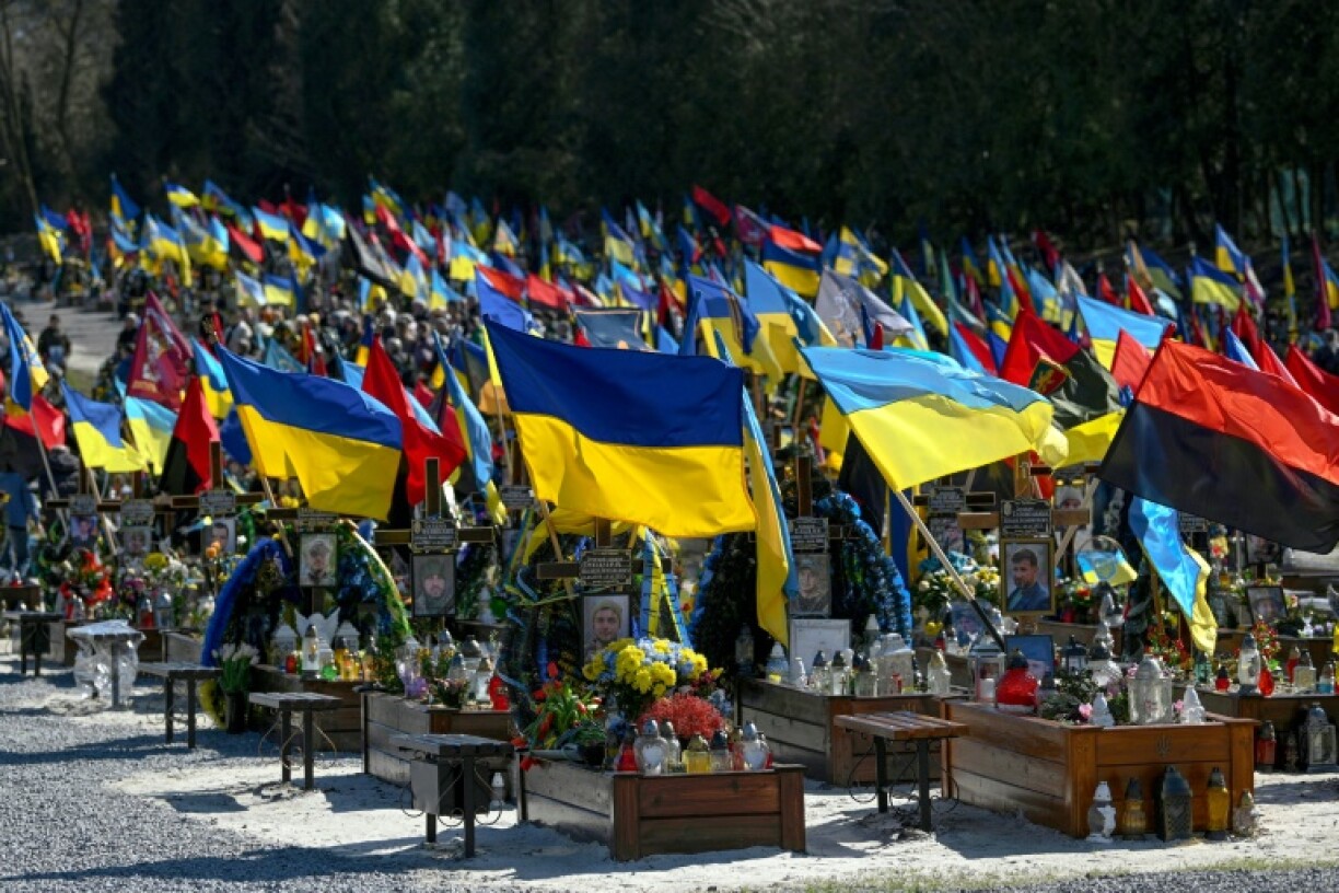 Le cimetière militaire de Lychakiv, le 18 mars 2023 à Lviv, en Ukraine