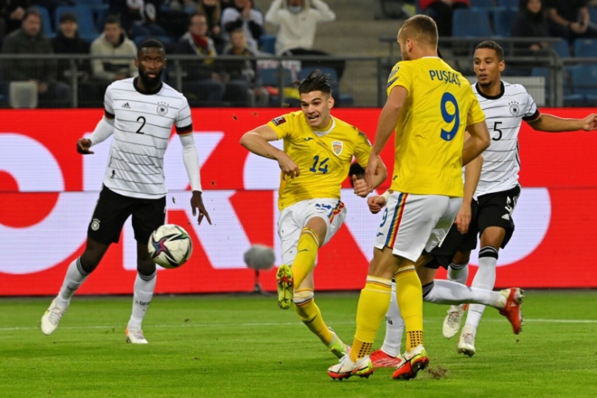 Le milieu de terrain roumain Ianis Hagi ouvre le score face à l'Allemagne, lors des qualifications (Zone Europe) de la Coupe du monde 2022 au Qatar, le 8 octobre 2021 à Hambourg