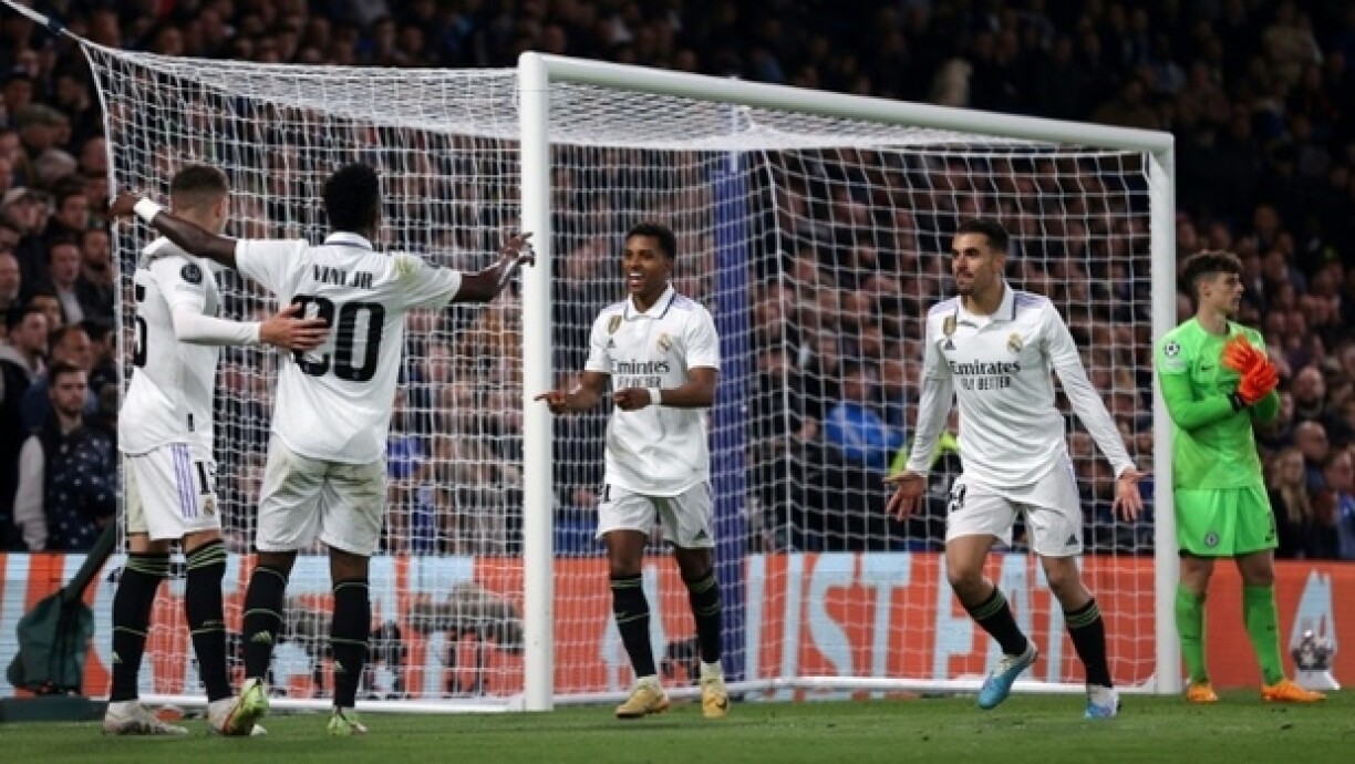 Les joueurs du Real Madrid célèbrent le but de Rodrygosur la pelouse de Chelsea à Stamford, le 18 avril 2023