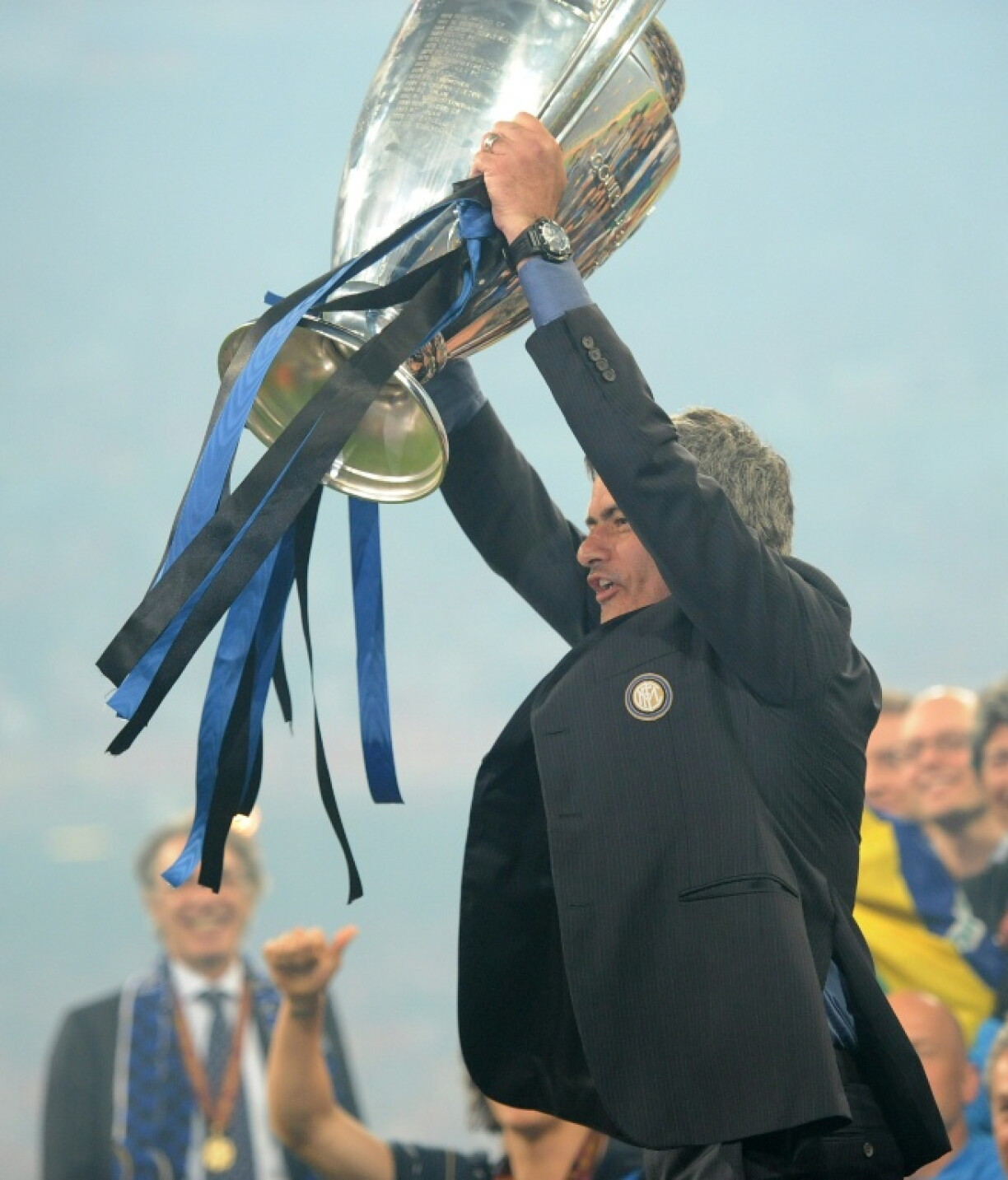 Jose Mourinho le 22 mai 2010, brandit le trophée de la Ligue des champions qu'il a remportée avec l'Inter Milan