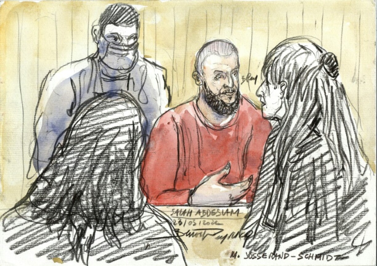 Croquis d'audience du 23 mai 2022 de l'accusé Salah Abdeslam (c) et de l'avocate Claire Josserand Schmidt (d), lors du procès des attentats de 13-Novembre 2015 à la cour d'assise spéciale de Paris