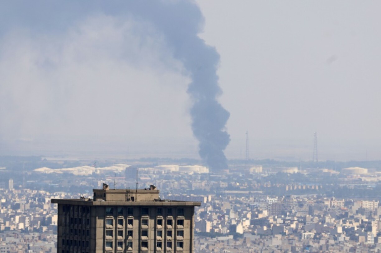 Une colonne de fumée s'élève d'une raffinerie attaquée par Israël à Téhéran, le 17 juin 2025
