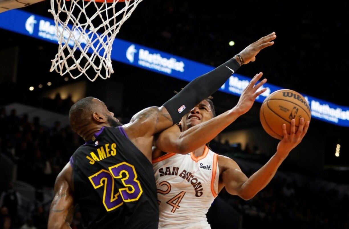 Devin Vassell des San Antonio Spurs est victime d'une faute de LeBron James des Los Angeles Lakers en deuxième période au Frost Bank Center le 15 décembre 2023 à San Antonio, au Texas