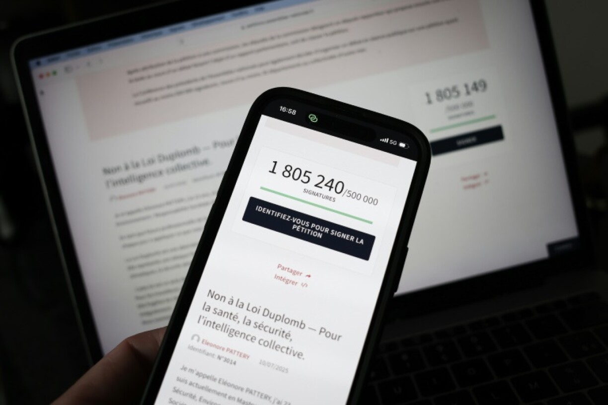 A French petition against a toxic chemical deadly to bees has racked up hundreds of thousands of signatures