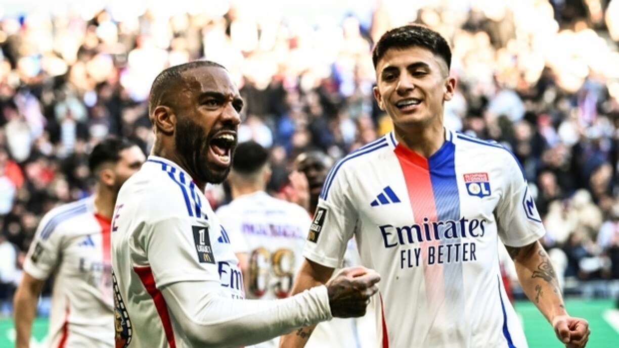 L'attaquant de Lyon Alexandre Lacazette (G) célèbre un de ses deux buts face à Brest, à Décines-Charpieu, le 2 mars 2025