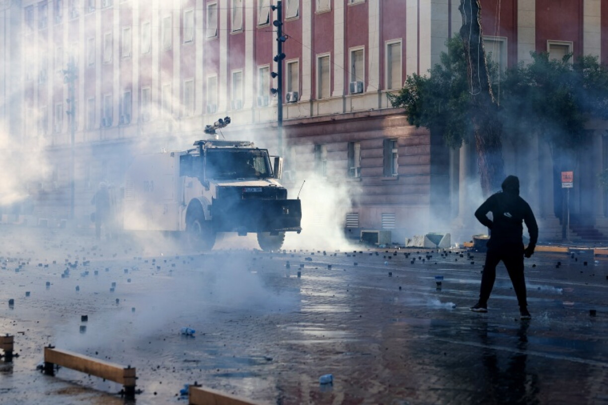 Affrontements entre policiers et manifestants à Tirana, le 16 octobre 2026