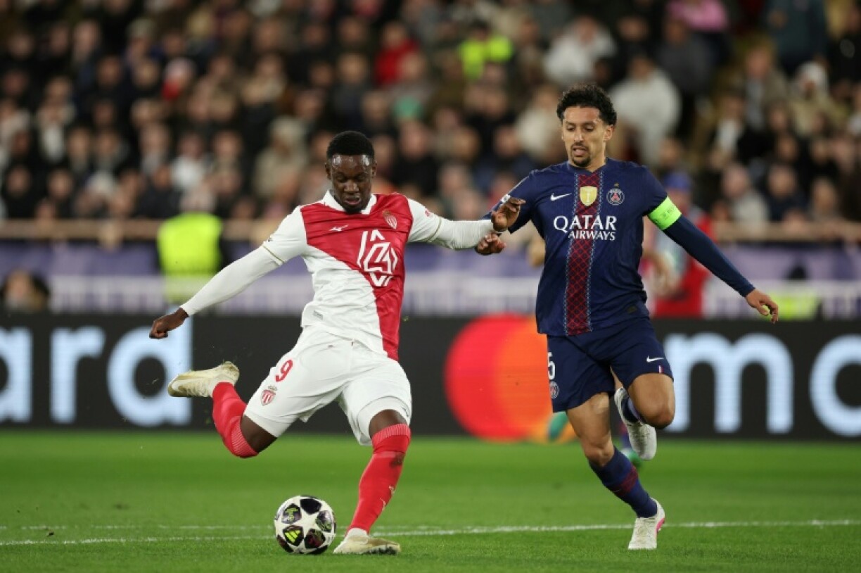 L'attaquant de Monaco Folarin Balogun (à gauche) frappe pour inscrire le deuxième but contre le Paris SG, malgré le retour du défenseur brésilien du PSG Marquinhos, le 16 février 2026 en barrage aller de la Ligue des champions au stade Louis-II