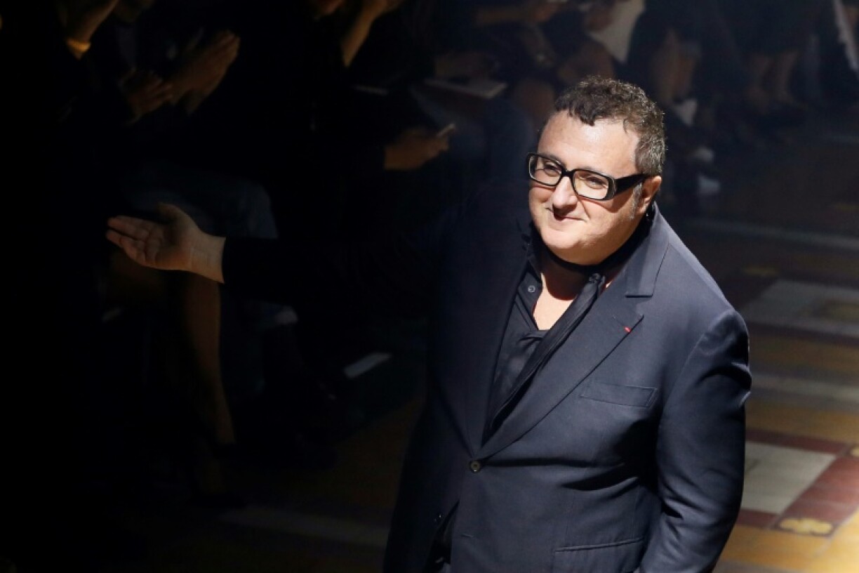 Le couturier Alber Elbaz remercie le public à l'issue d'un défilé Lanvin, le 25 septembre 2014 à Paris