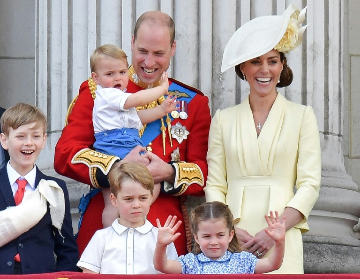 Le prince William et la duchesse de Cambridge Kate Middleton avec leurs enfants et d'autres membres de la famille royale britannique sur un balcon du palais de Buckingham à Londres, le 8 juin 2019 Prince William and his wife Kate mark a decade of marriage on April 29, 2021, with the popular couple increasingly seen as the British monarchy's future as other senior royals age or recede from view.