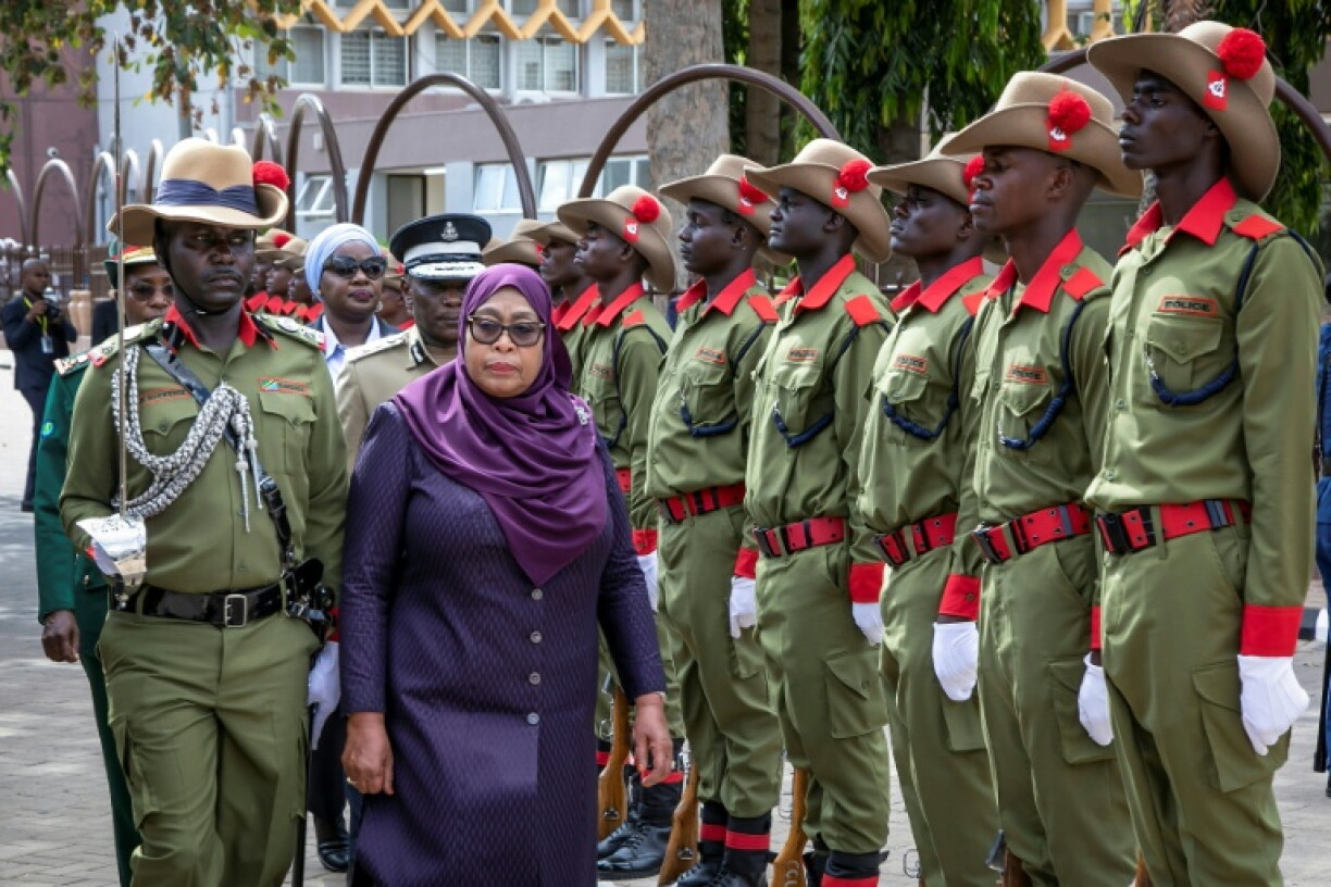 La présidente de Tanzanie Samia Suluhu Hassan (2e G) passe en revue une garde d'honneur de la police à son arrivée le 14 novembre 2025 au Parlement à Dodoma, la capitale tanzanienne