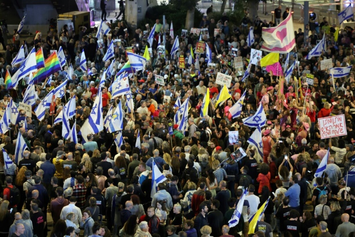Several thousand Israelis demonstrated outside the defence ministry in Tel Aviv on Saturday