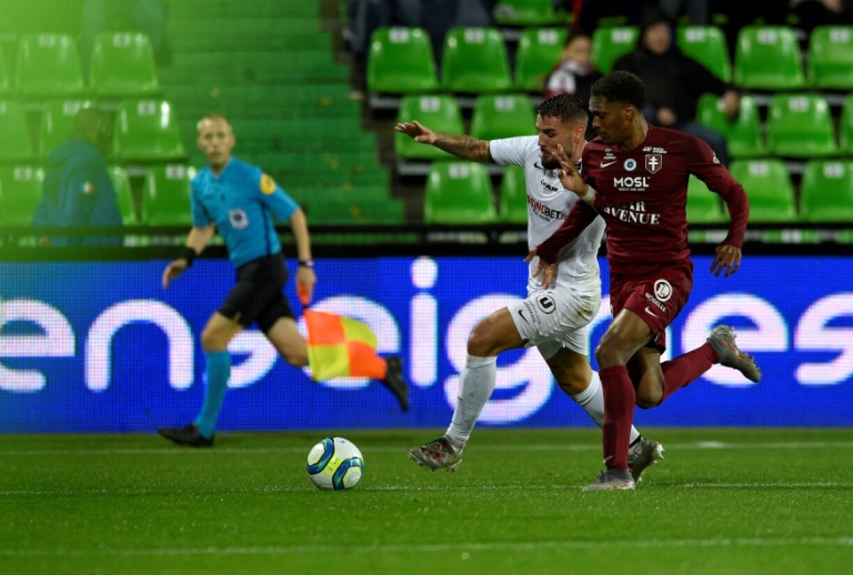L'arrière gauche de Metz Manuel Cabit (d) à la lutte avec l'attaquant de Montpellier Andy Delort, le 2 novembre 2019 à Saint-Symphorien.