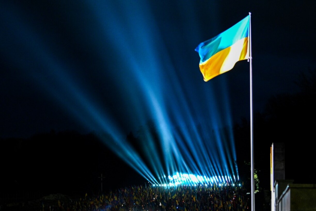Une illumination symbolique a lieu au-dessus des sépultures de soldats ukrainiens morts dans la guerre qui oppose Kiev à Moscou, le 23 février 2024 à Lviv en Ukraine