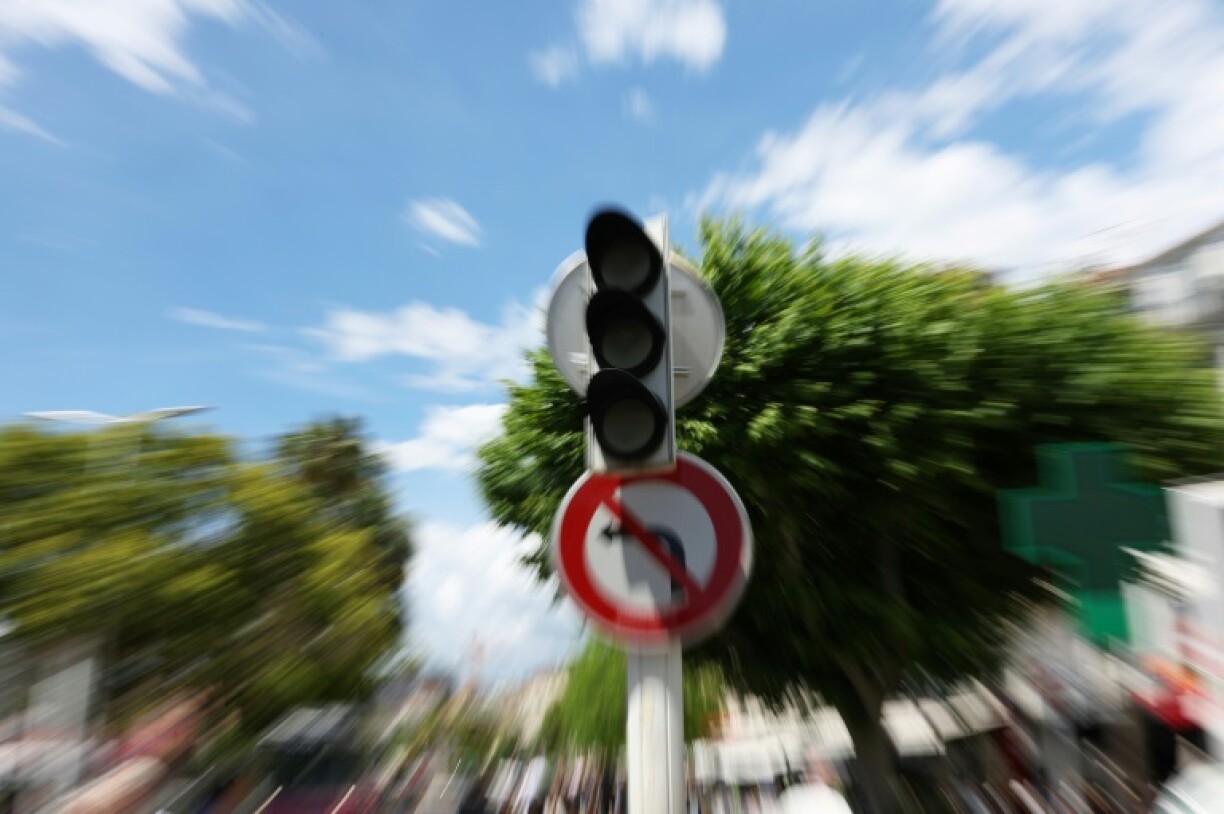 Un feu tricolore privé d'électricité, à Cannes, le 24 mai 2025