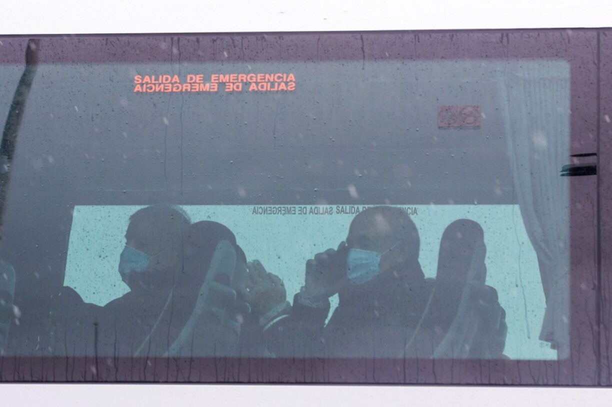 Des passagers ayant pu quitter le navire de croisière Costa Deliziosa.