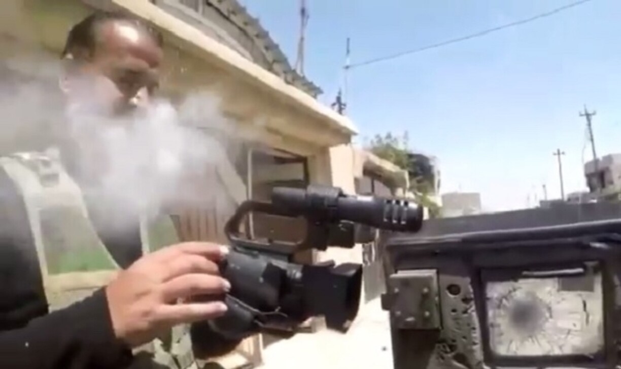 Le journaliste irakien Ammar al-Waeli alors qu'il vient d'échapper à un tir de sniper.