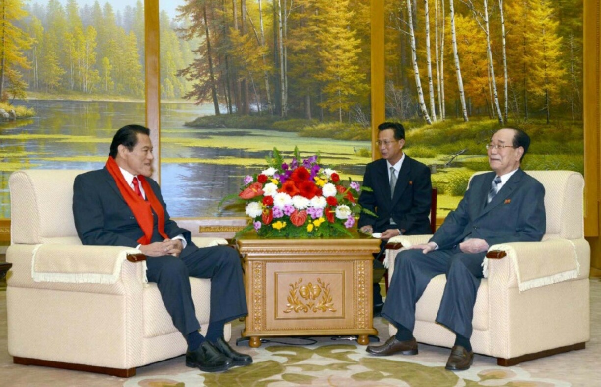 Le catcheur japonais flamboyant Antonio Inoki avec Kim Yong-Nam, Ancien président du Présidium de l'Assemblée populaire suprême, le 30 août 2014 en Corée de Nord