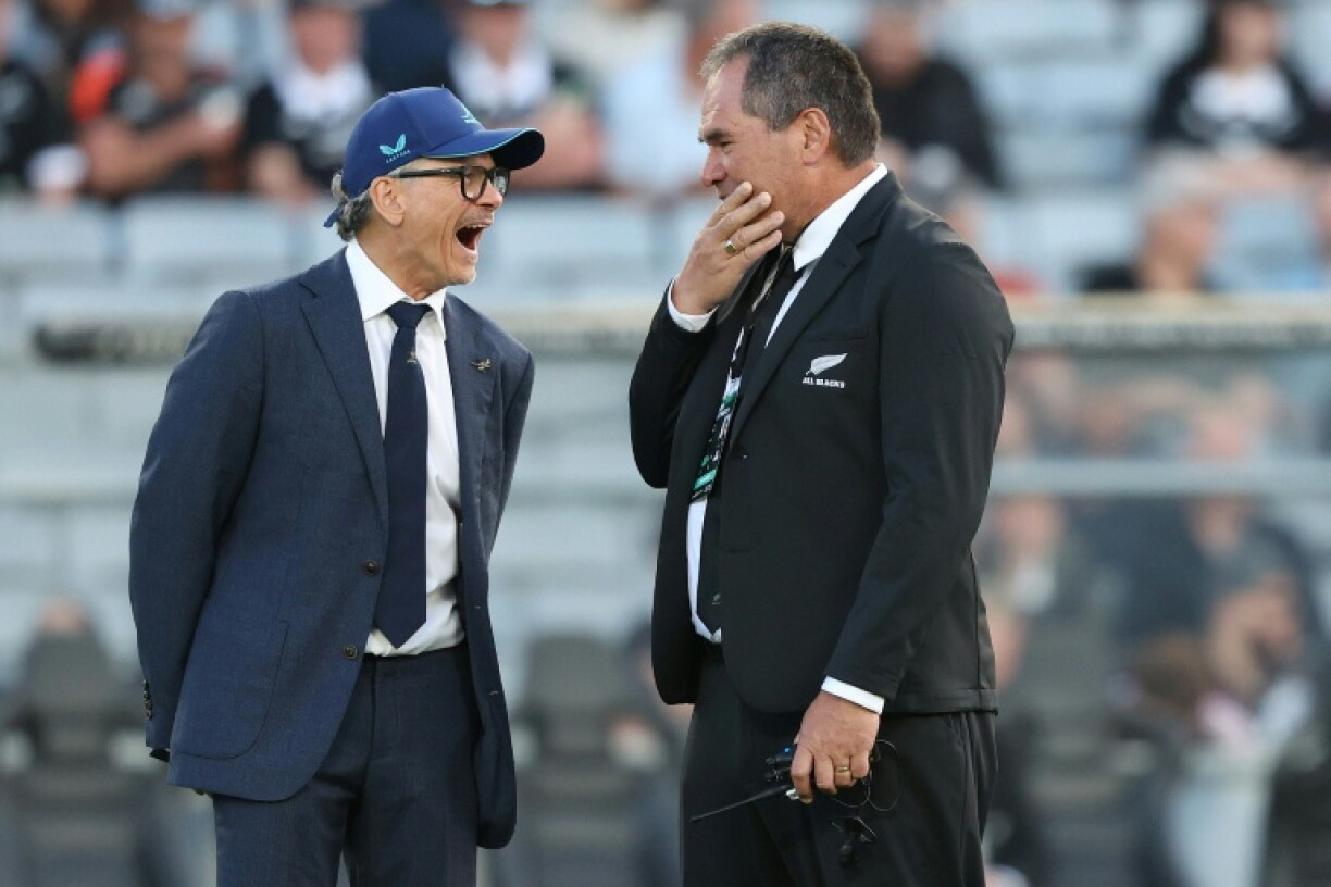 Australia's coach Les Kiss (L) and New Zealand's coach Dave Rennie