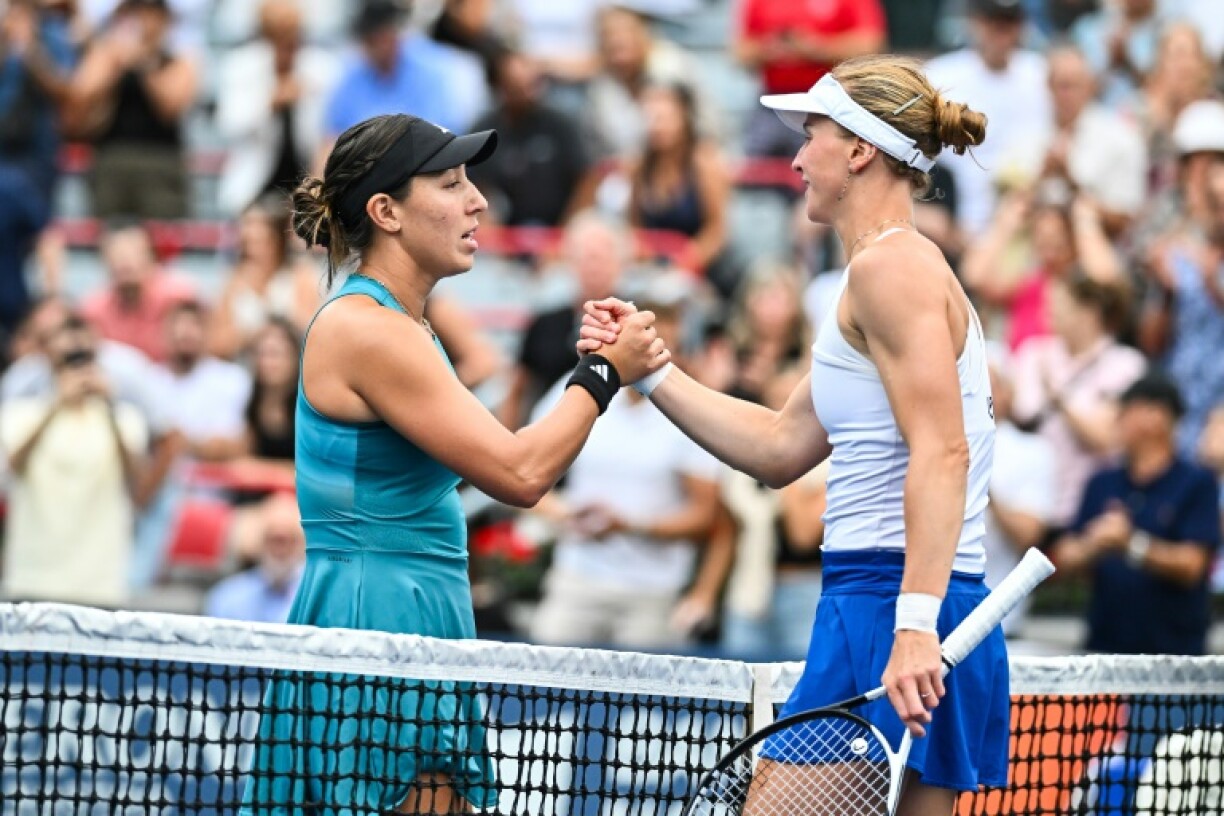 Jessica Pegula (à gauche) et Liudmila Samsonova après leur finale à l'Open de Montréal, le 23 août 2023