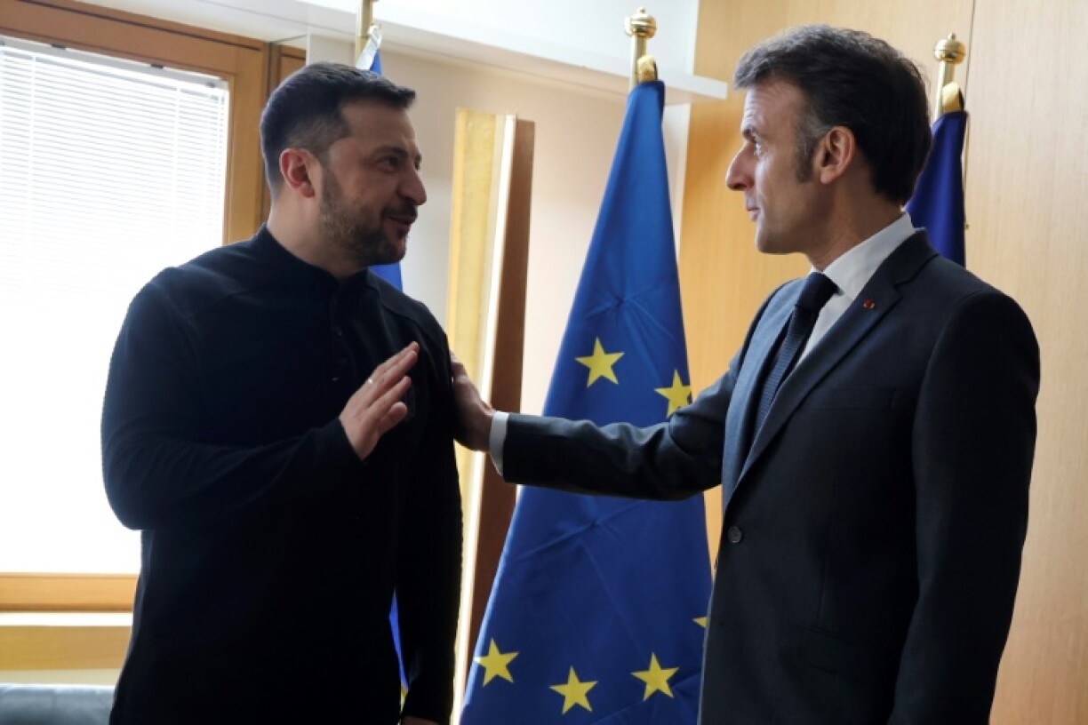 Ukraine's President Volodymyr Zelensky (L) says he speaks to France's President Emmanuel Macron (R)