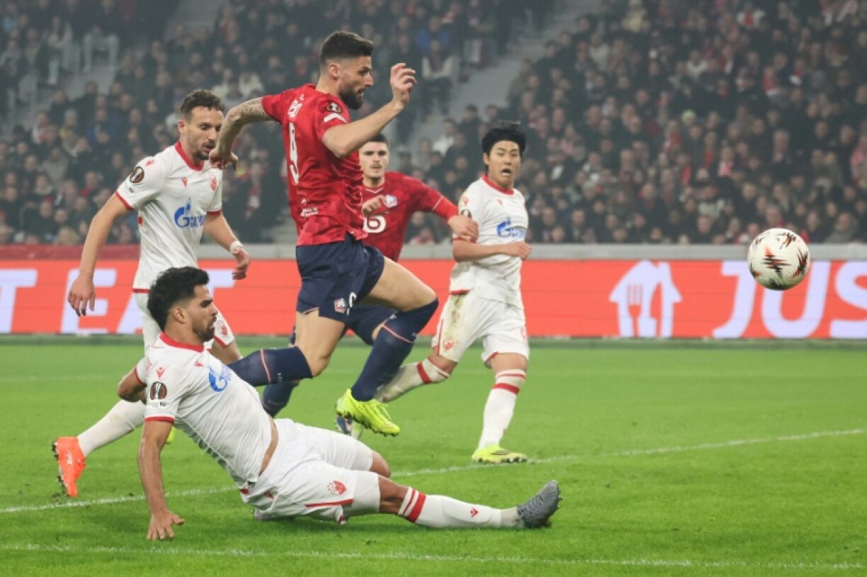 L'attaquant de Lille Olivier Giroud (en rouge) face à l'Etoile Rouge de Belgrade, en Ligue d'Europa League, le 19 février 2026 au stade Pierre Mauroy
