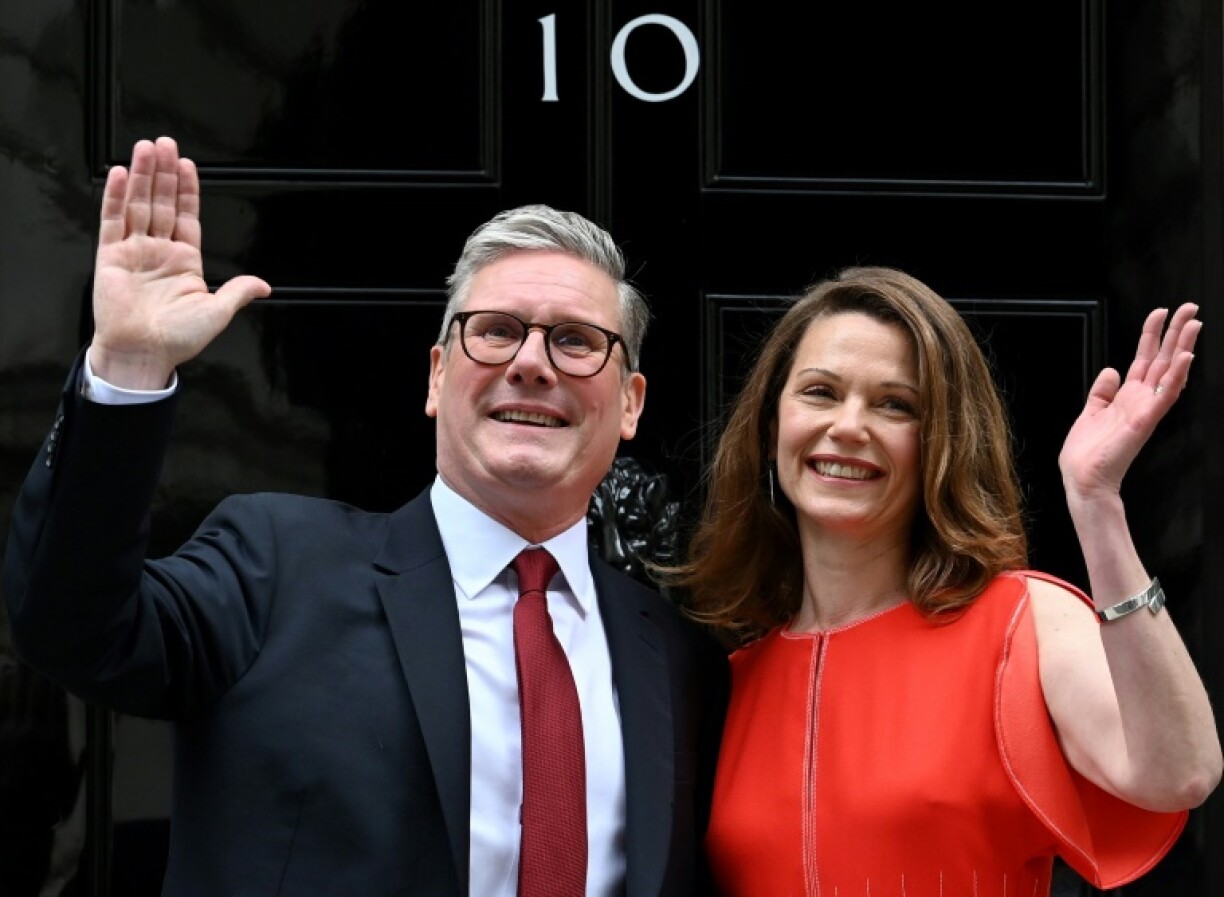 Le nouveau Premier ministre britannique Keir Starmer et sa femme Victoria, devant le 10, Downing Street à Londres, le 5 juillet 2024, au lendemain des législatives