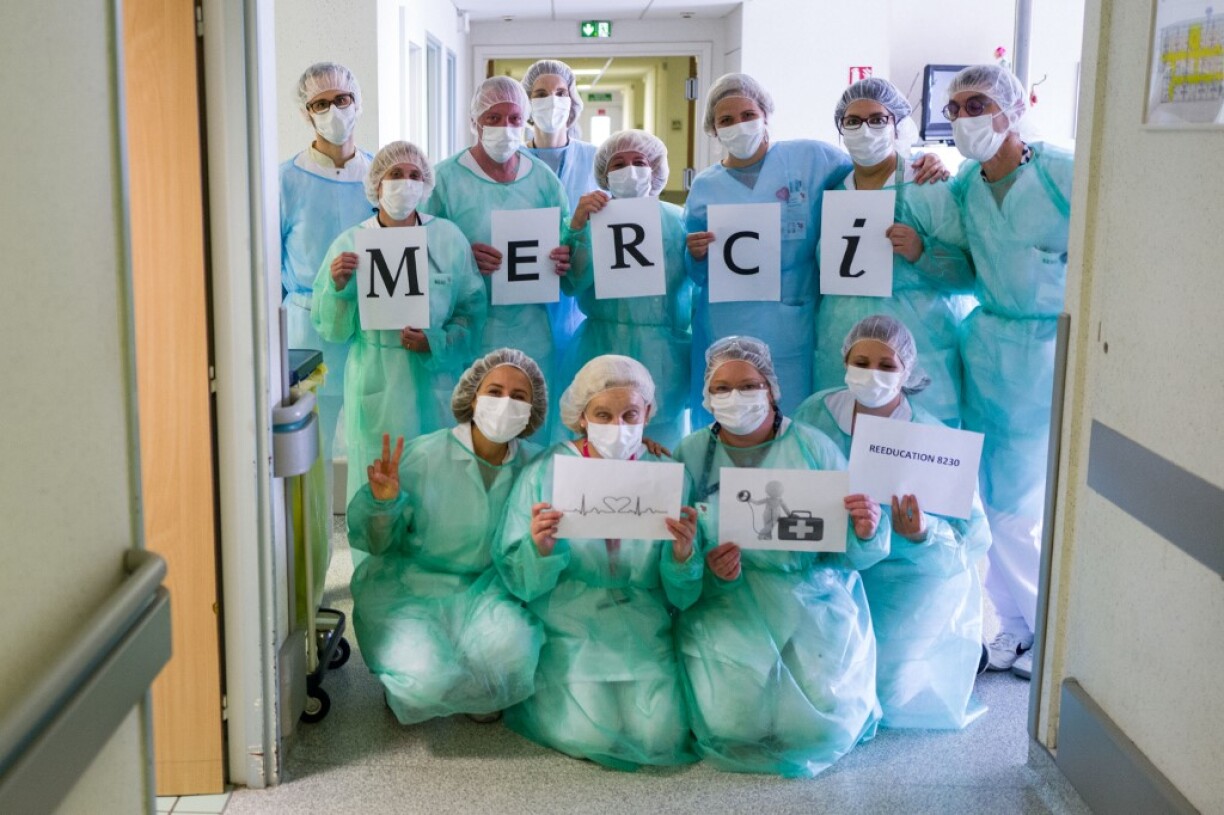 Des soignants avec une pancarte