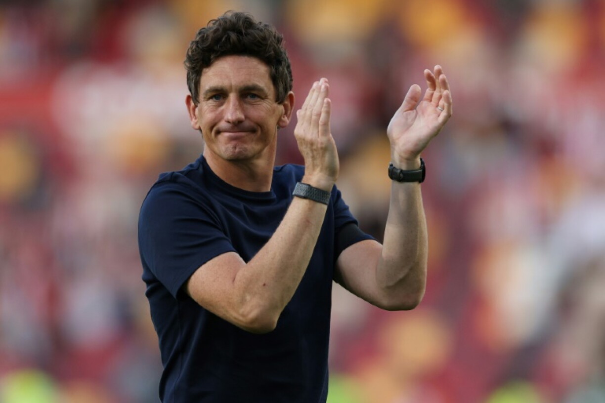 L'entraîneur de Brentford Keith Andrews applaudit les supporters après avoir terrassé Tottenham dans le Gtech Community Stadium de Londres le 22 août 2026