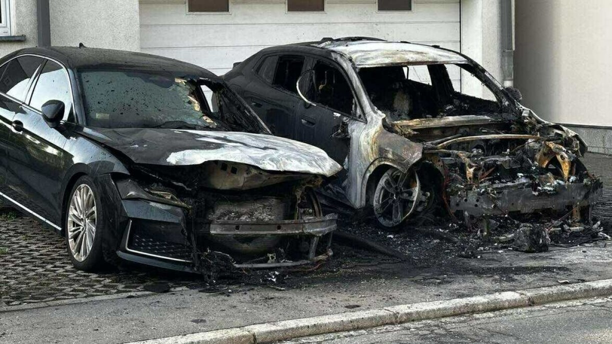 Les deux voitures qui ont brûlé cette nuit à Hesperange