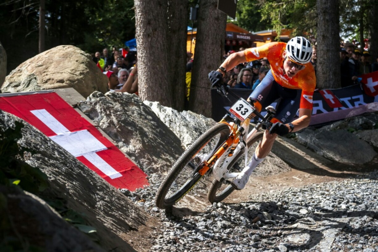 Le Néerlandais Mathieu van der Poel lors de l'épreuve de cross-country des Championnats du monde 2025 de mountain-bike, le 14 septembre 2025, à Crans-Montana (Suisse)