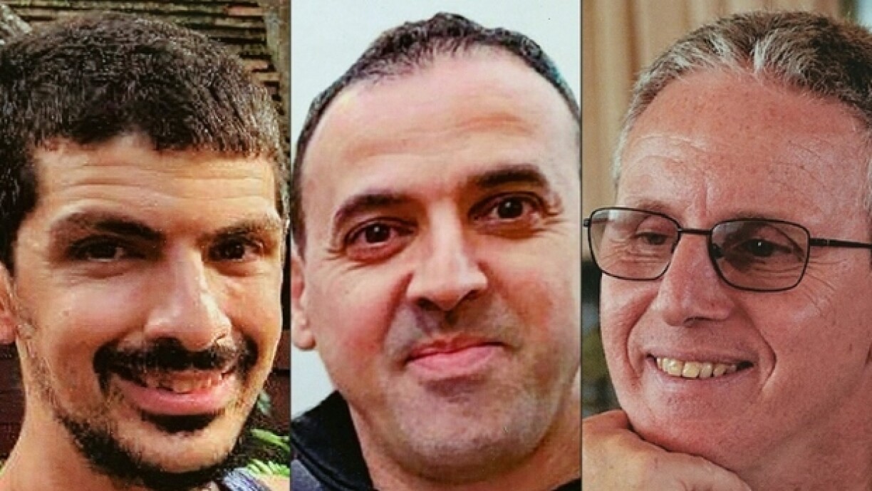 Ce montage combine les portraits des trois otages israéliens (G à D) Or Levy, Eli Sharabi and Ohad Ben Ami, enlevés à Gaza le 7-Octobre et qui doivent être libérés le 8 février 2025 en échange de détenus palestiniens en Israël