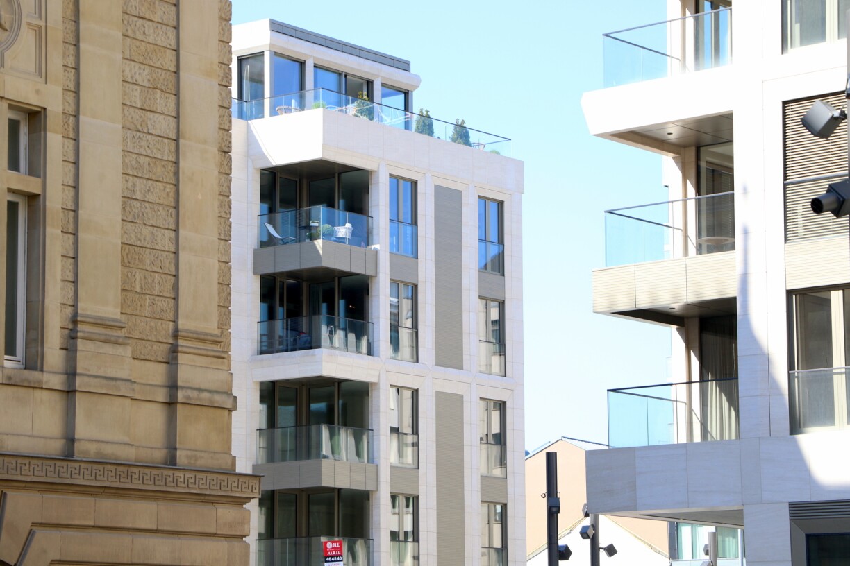 Les appartements construits entre la rue Aldringen et le boulevard Royal à Luxembourg photographiés lors de l'été 2021