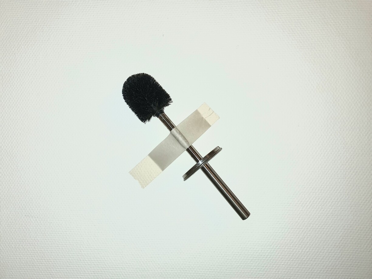 Mystery is in the toilet, sur un monochrome gris. Prix de vente: 200.000€ (contactez l'auteur de cet édito si vous êtes intéressé).