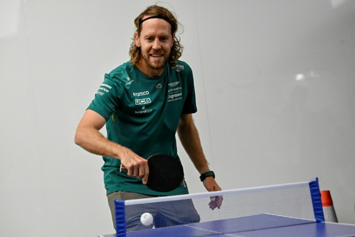 Le pilotte allemand de F1 se détend en jouant au ping-pong à la veille du GP du Brésil le 10 novembre 2022 à Sao Paulo