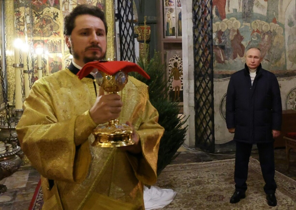 Le président russe Vladimir Poutine assiste seul à un office pour Noël dans une église du Kremlin, le 6 janvier 2023