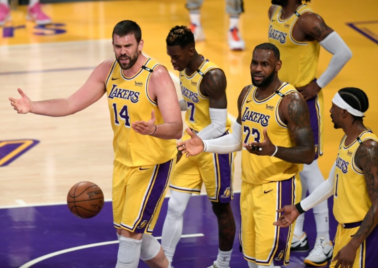 L'Espagnol Marc Gasol et LeBron James, lors de leur défaite (113-100) à domicile face aux Phoenix Suns, lors du 6e match du 1er tour des playoffs NBA, synonyme d'élimination (4 victoires à 2), le 3 juin 2021 au Staples Center