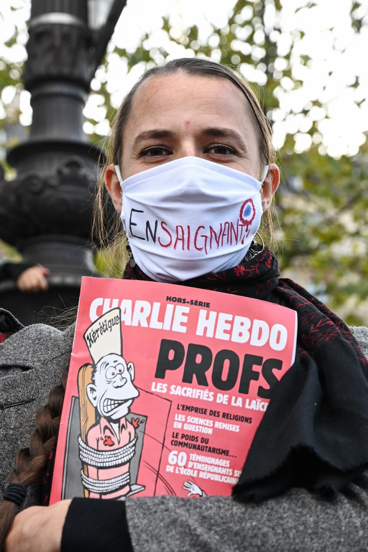 Une enseignante participant à une manifestation de soutien à la liberté d'expression en France.