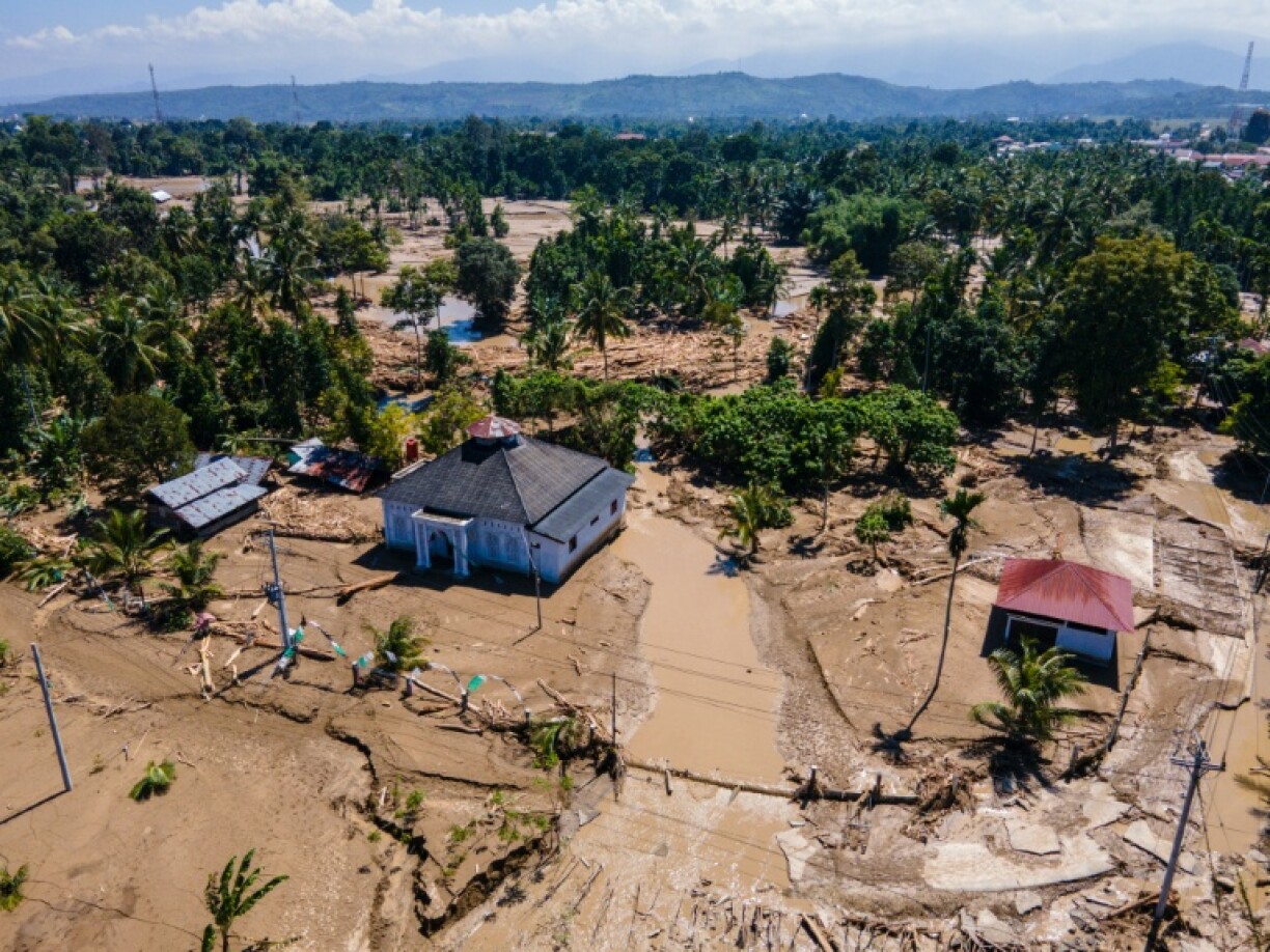 Vue aérienne d'une zone inondée où demeure une mosquée, dans le district de Pidie Jaya, dans la province indonésienne d'Aceh, le 30 novembre 2025