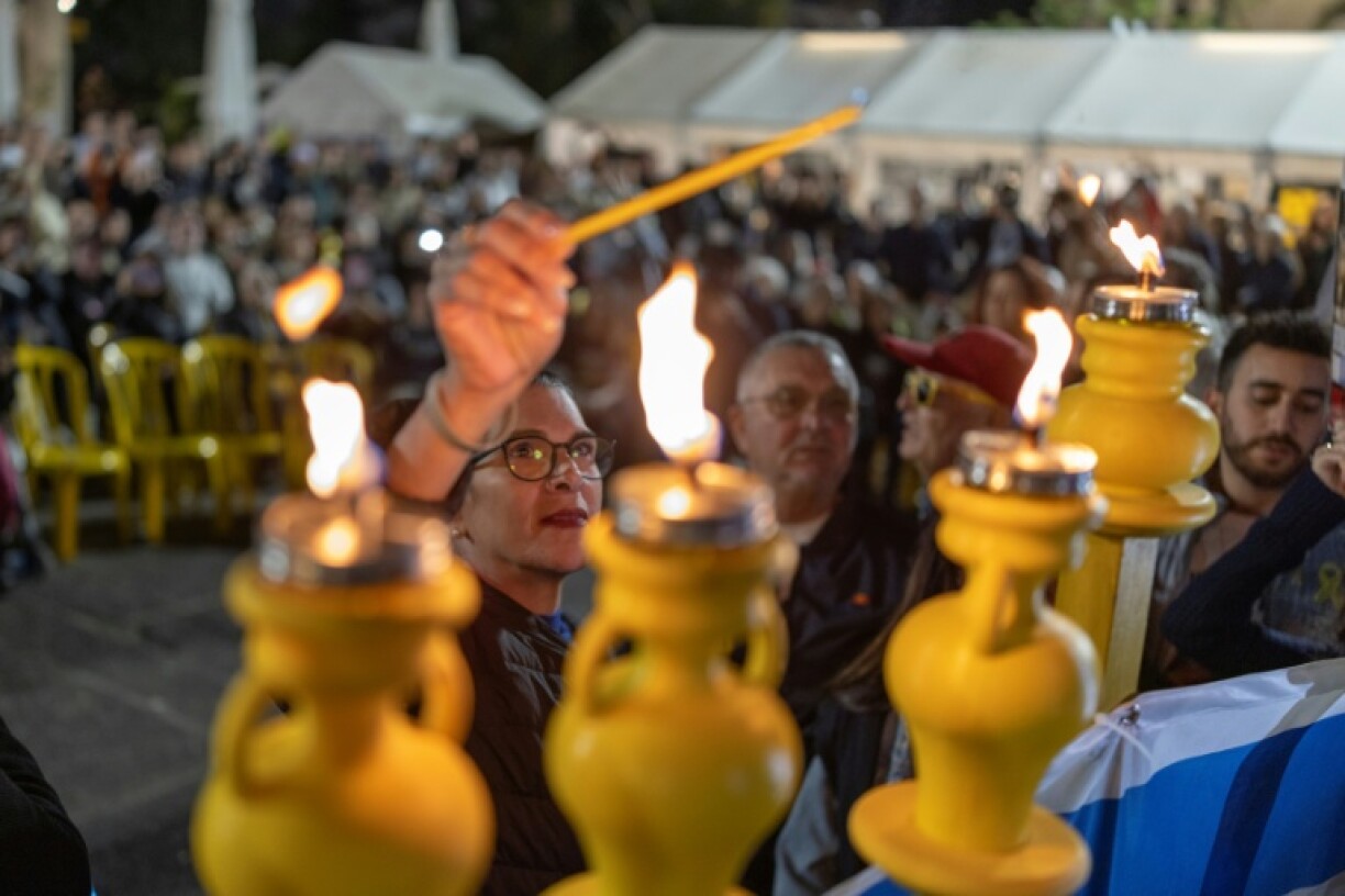 Talik Gvili, la mère de l'otage Ran Gvili, allume une bougie de Hanoucca sur la place des Otages à Tel Aviv, le 21 décembre 2025, pour réclamer le retour de la dépouille de son fils