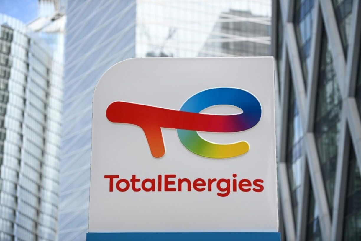 Souvent critiqué pour la faiblesse, voire l'absence de son impôt sur les sociétés en France au regard de ses énormes bénéfices mondiaux, TotalEnergies met en avant sa contribution à l'économie internationale, mais demeure au cœur du débat sur la taxation des "super-profits"