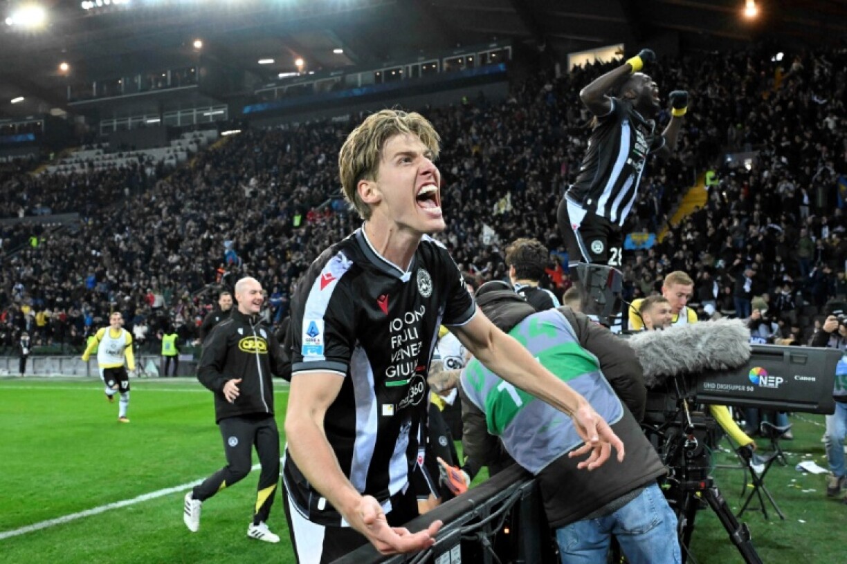 Les joueurs de l'Udinese Oumar Solet et Thomas Kristensen après le but de leur équipe contre Naples lors de la 15e journée du Championnat d'Italie le 14 décembre 2025 à Udine