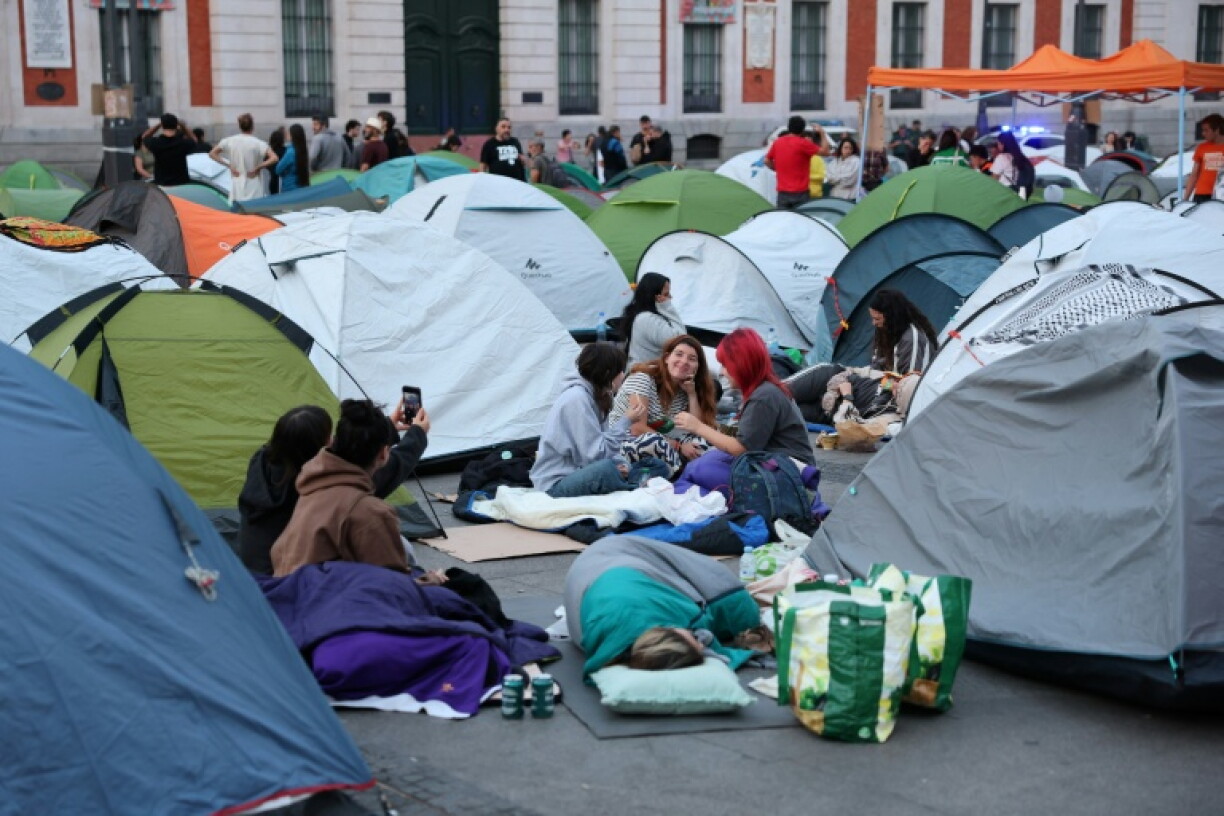 Des manifestants installés dans des tentes sur la Puerta del Sol à Madrid pour protester contre les expulsions de logements, le 27 septembre 2026