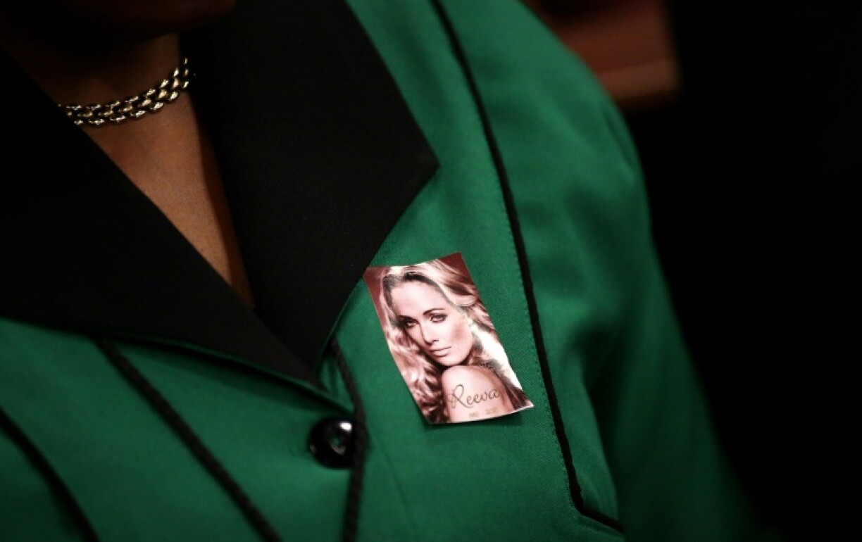 Une membre de la Ligue des femmes de l'ANC porte le portrait de Reeva Steenkamp sur sa poitrine dans un tribunal de Pretoria, le 5 mars 2014
