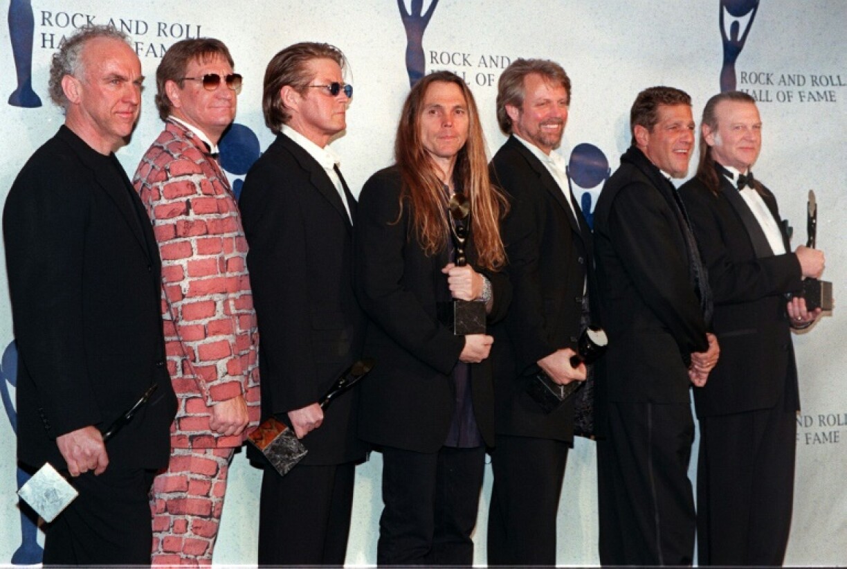 Randy Meisner (d) et les autres membres des Eagles avaient été intronisés au Rock & Roll Hall of Fame en 1998
