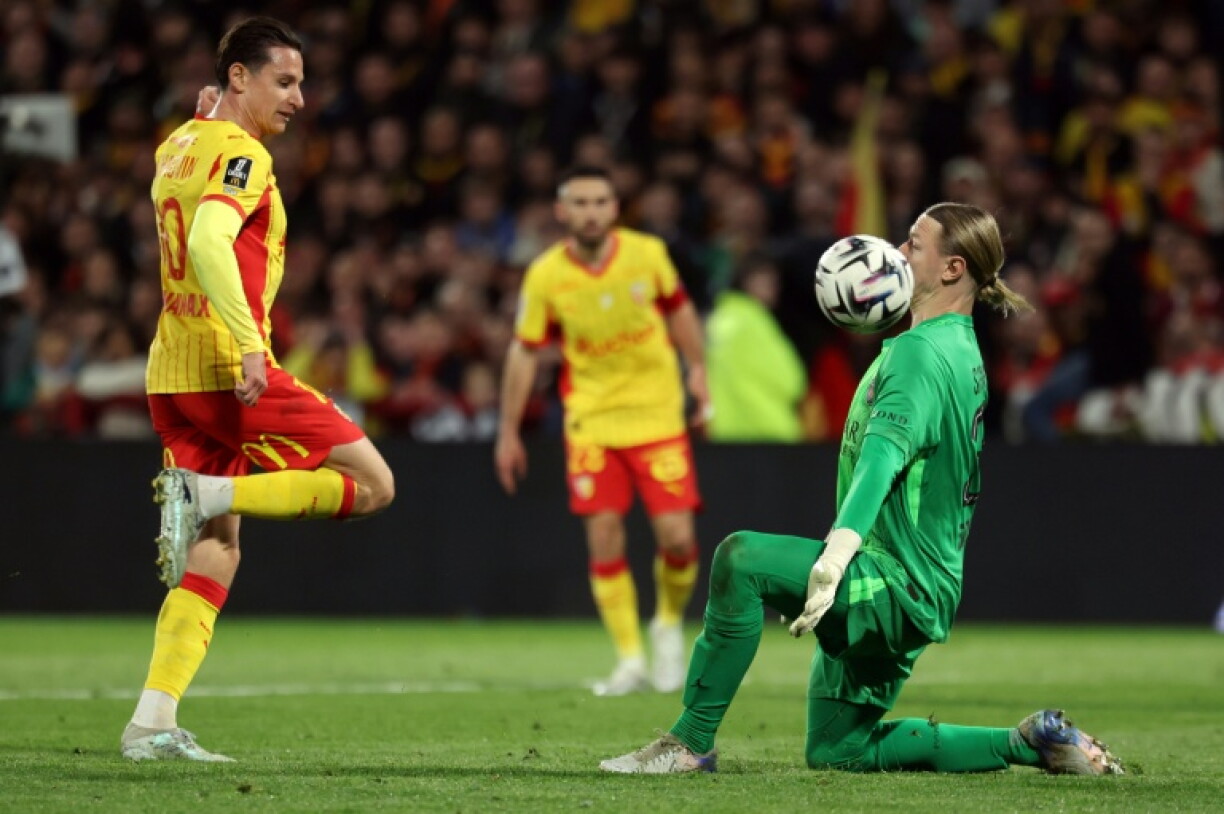 Florian Thauvin face à Matveï Safonov lors du match de Ligue 1 en retard entre Lens et le PSG au stade Bollaert le 13 mai 2026