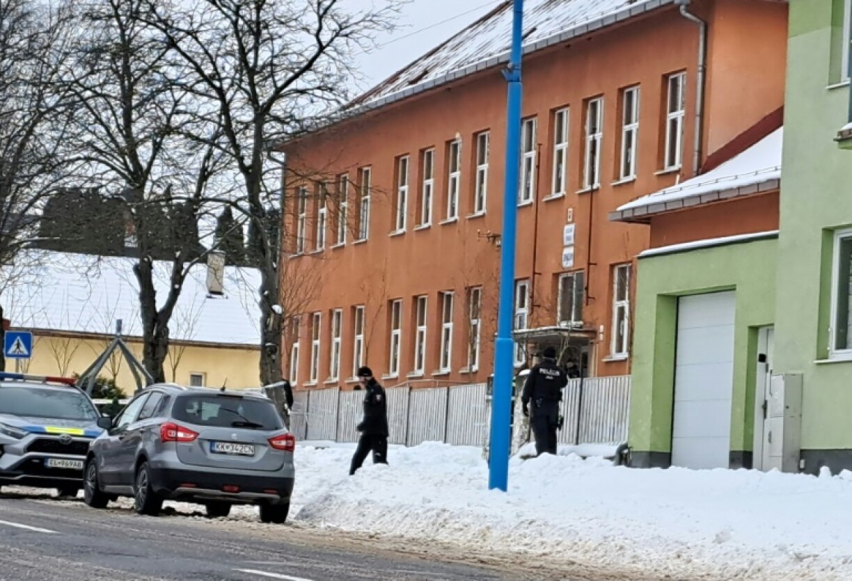 Des policiers devant le lycée de Spisska Stara Ves, après une attaque au couteau, le 16 janvier 2025 en Slovaquie